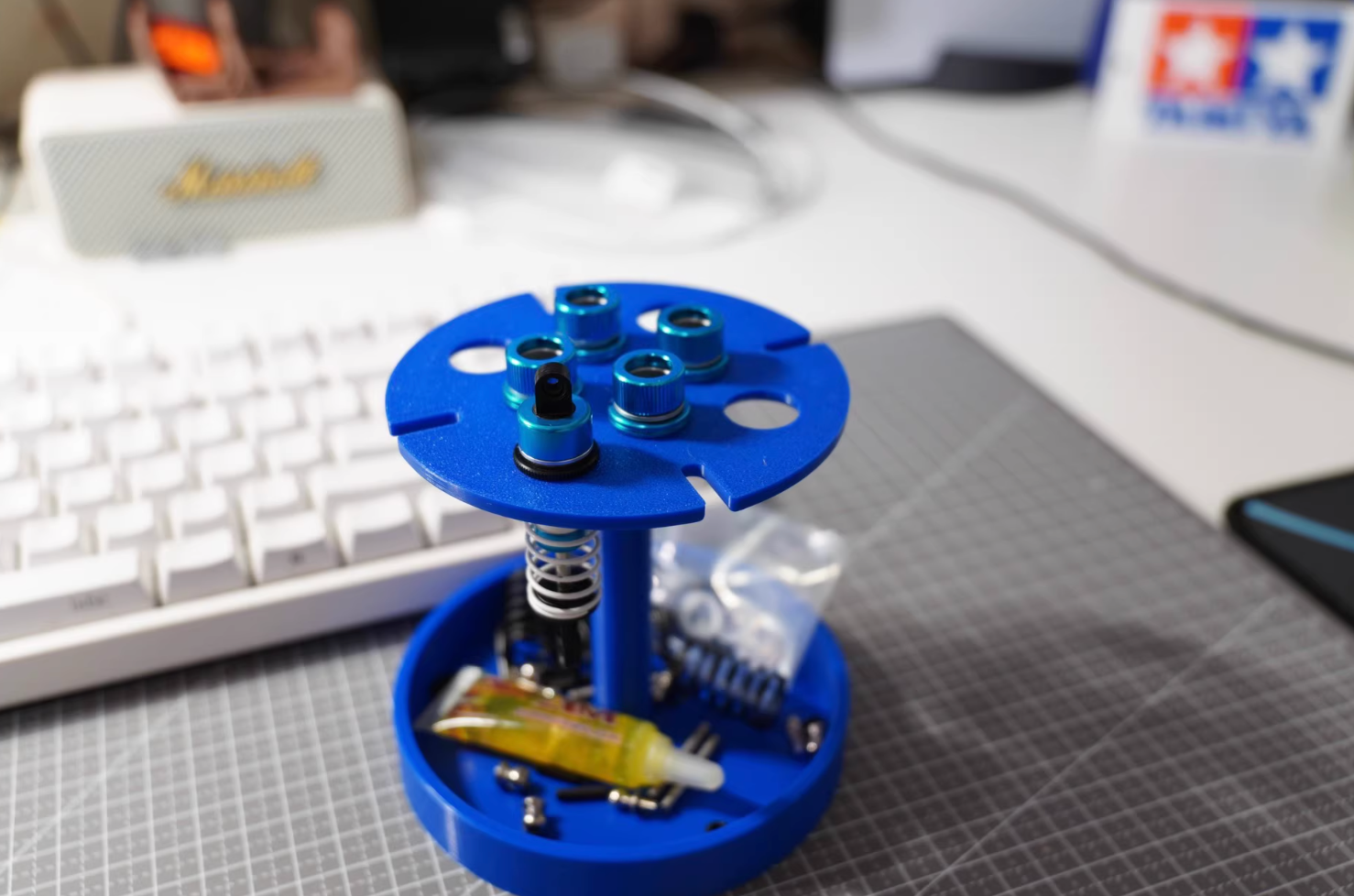 RC Shock Absorber Installation & Maintenance Stand – With Storage Tray | TAMIYA, Kyosho, 1/10 & 1/8 Compatible