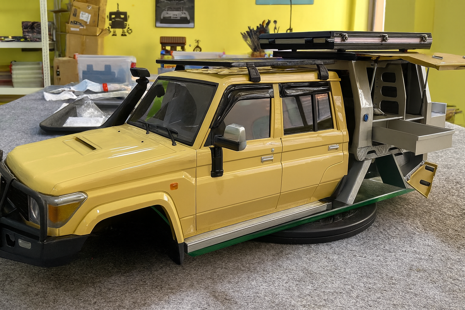 Toyota Land Cruiser 79 RTR — 1/10 Scale RC Crawler with Functional Tailgate & Drawers