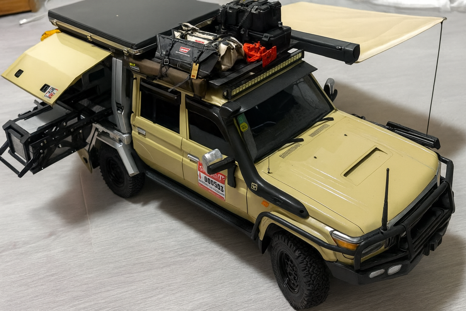 Toyota Land Cruiser 79 RTR — 1/10 Scale RC Crawler with Functional Tailgate & Drawers
