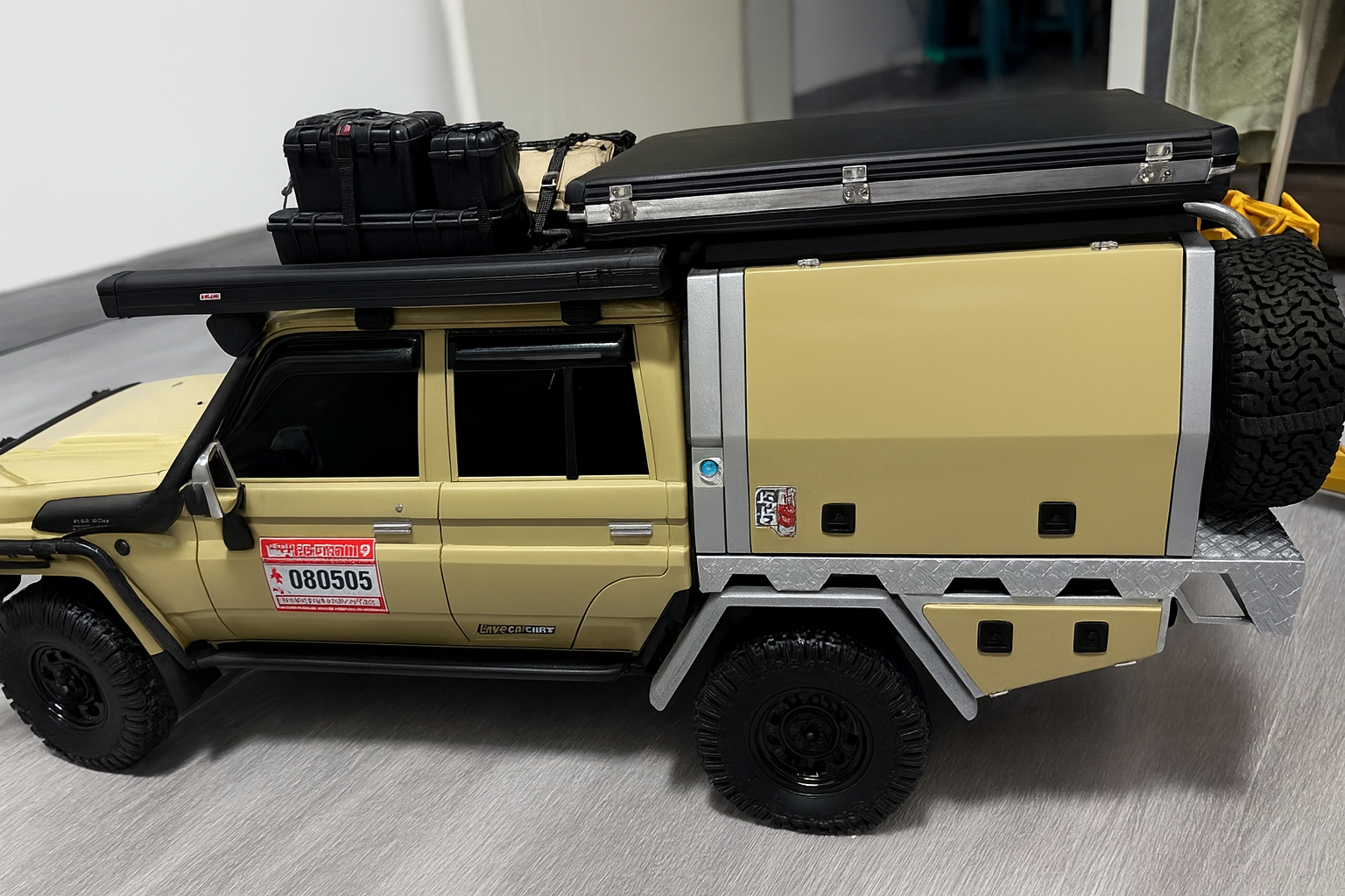 Toyota Land Cruiser 79 RTR — 1/10 Scale RC Crawler with Functional Tailgate & Drawers